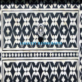 Mueble auxiliar de 1 cajón y 1 puerta con diseño de cita con incrustaciones de hueso, color negro